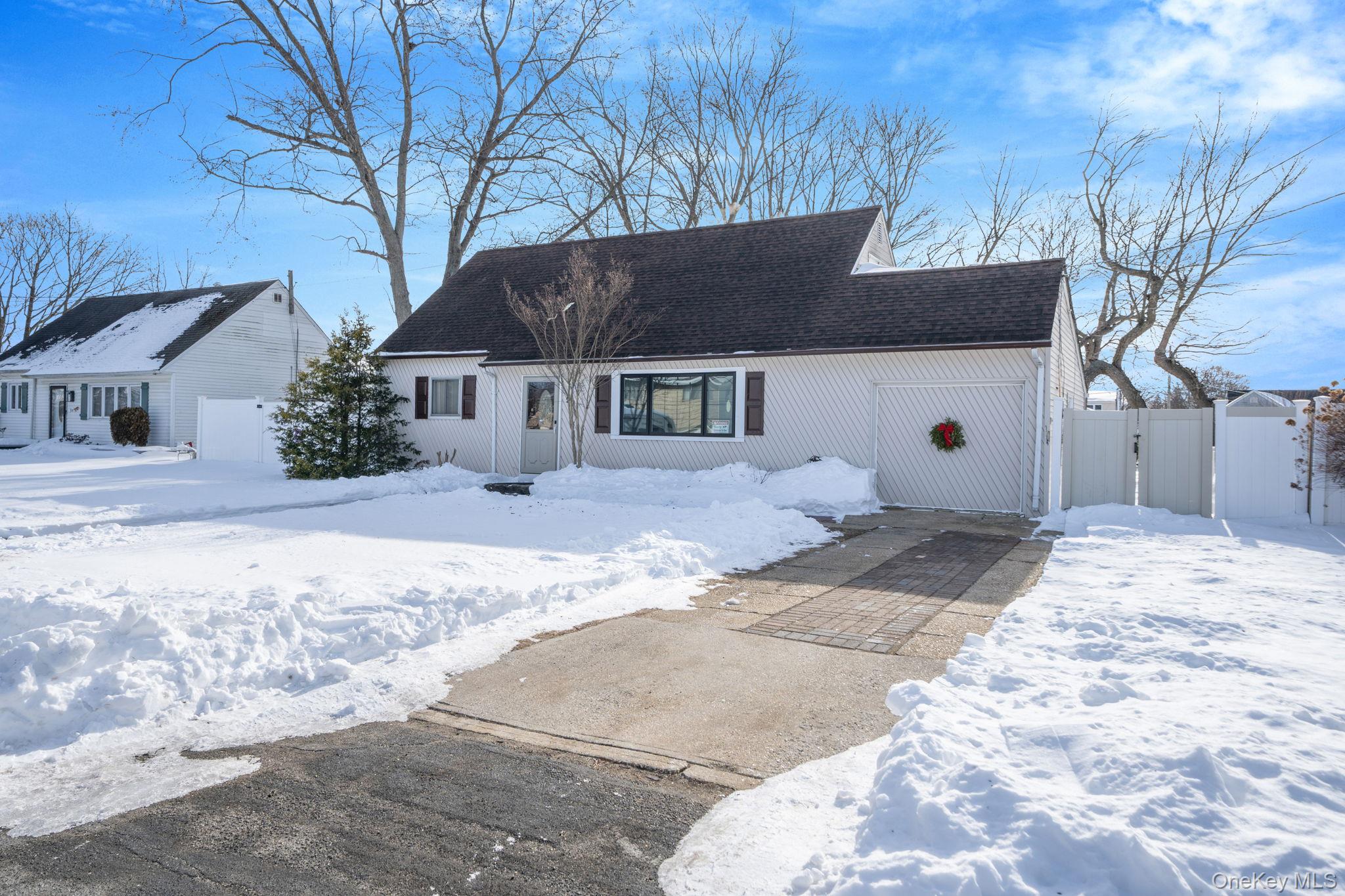 90 Winchester Drive, Lindenhurst, NY 11757