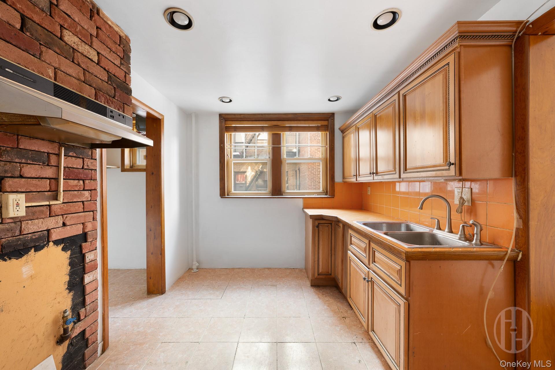 27 Locust Avenue # 2S, New Rochelle, NY 10801