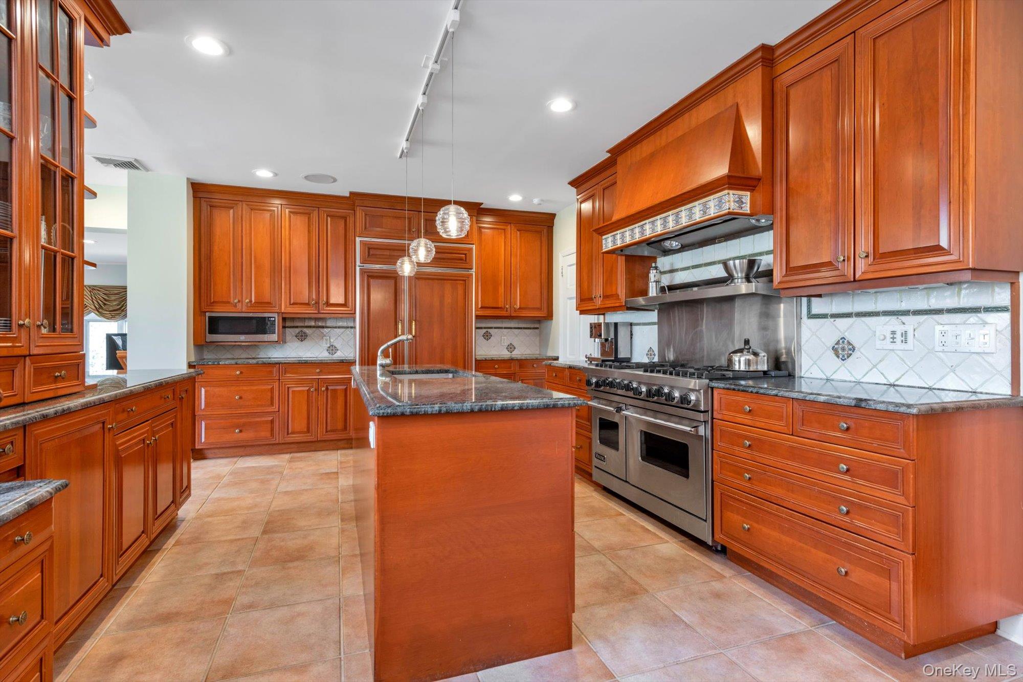 3 Barkers Point Road, Sands Point, NY 11050