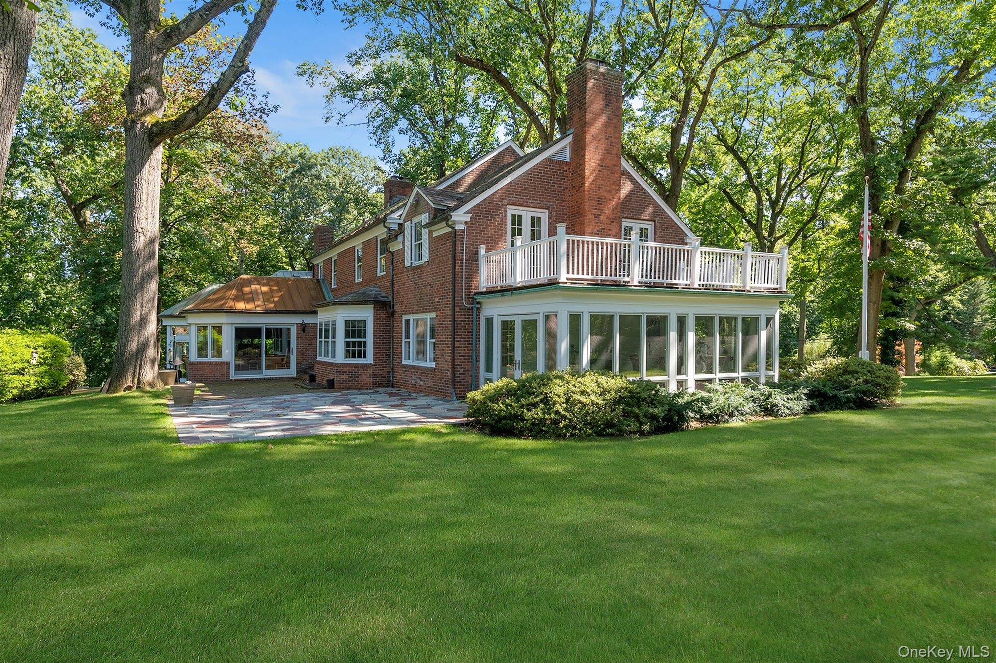 3 Barkers Point Road, Sands Point, NY 11050