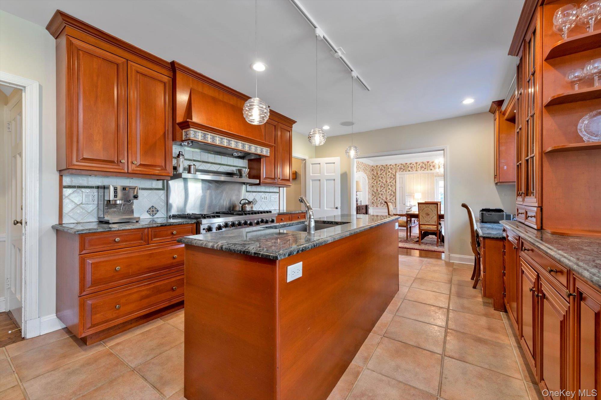 3 Barkers Point Road, Sands Point, NY 11050