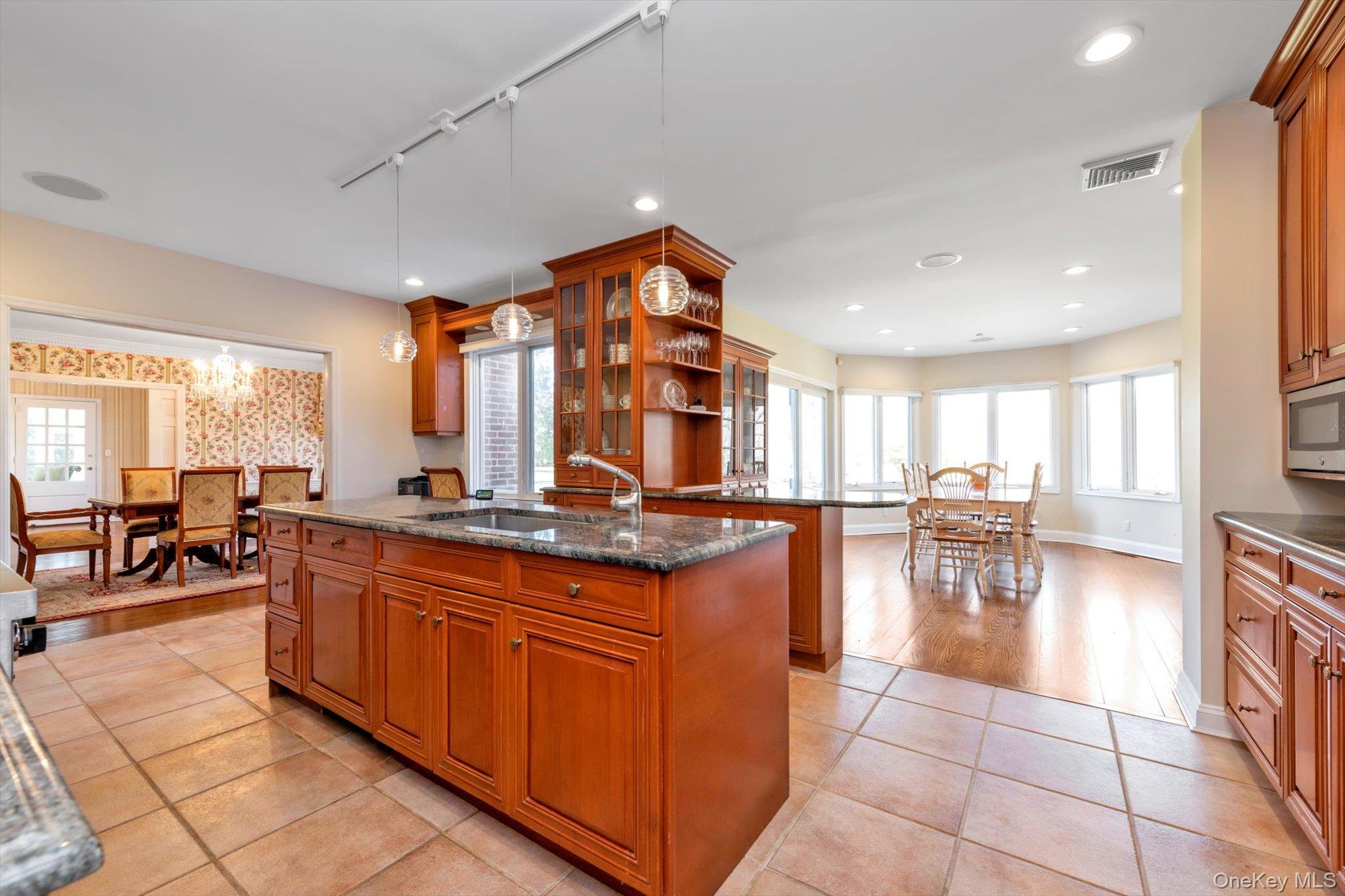 3 Barkers Point Road, Sands Point, NY 11050