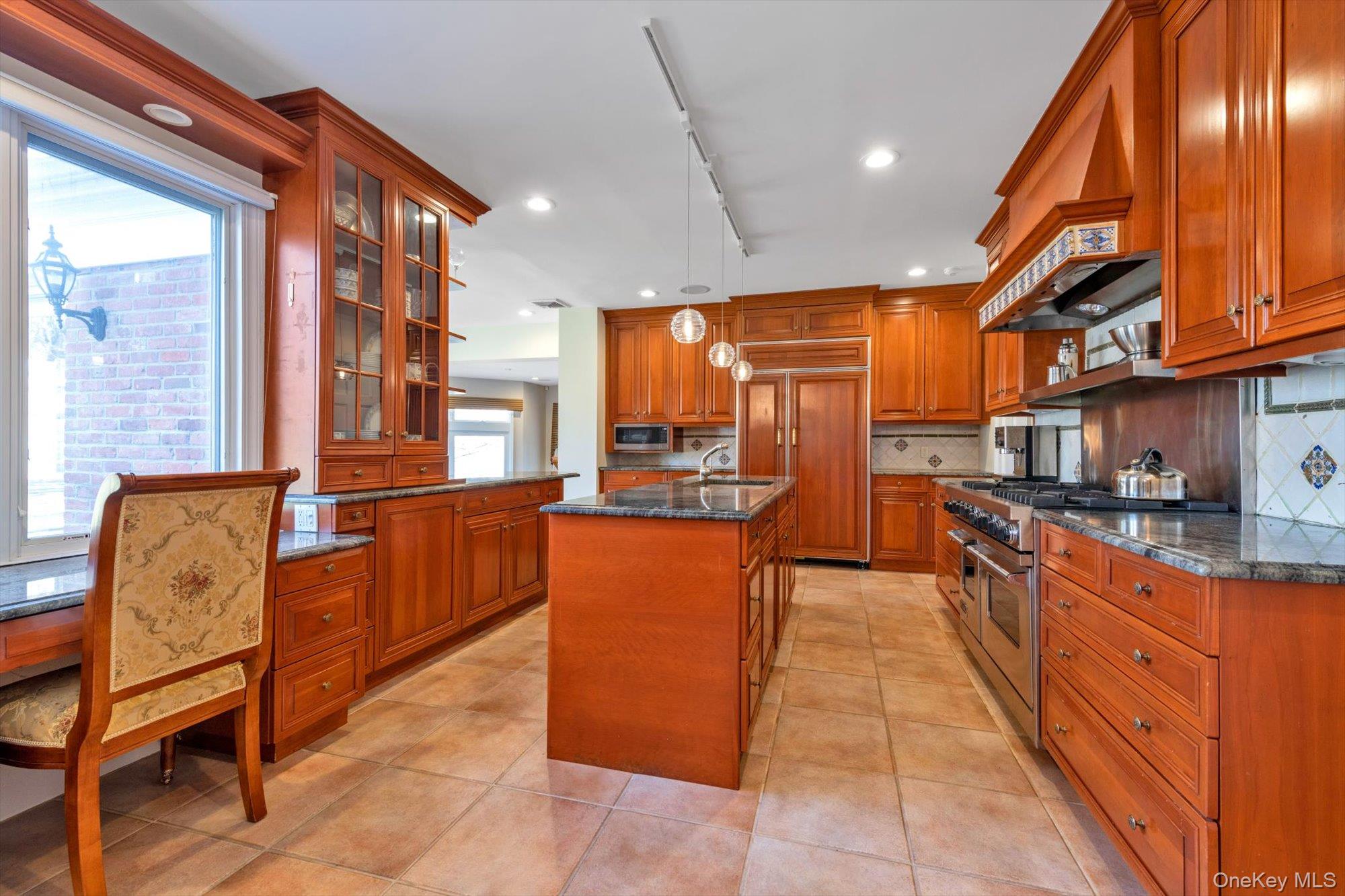 3 Barkers Point Road, Sands Point, NY 11050