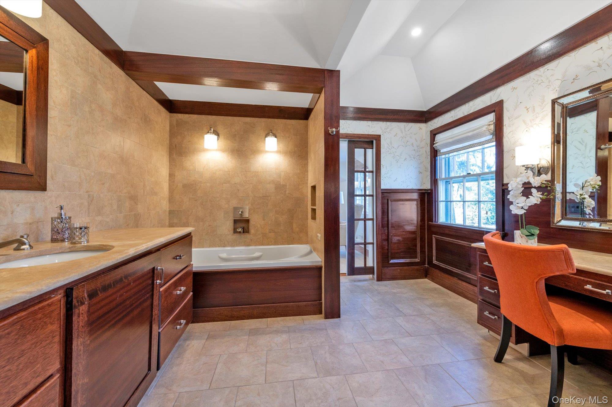 3 Barkers Point Road, Sands Point, NY 11050