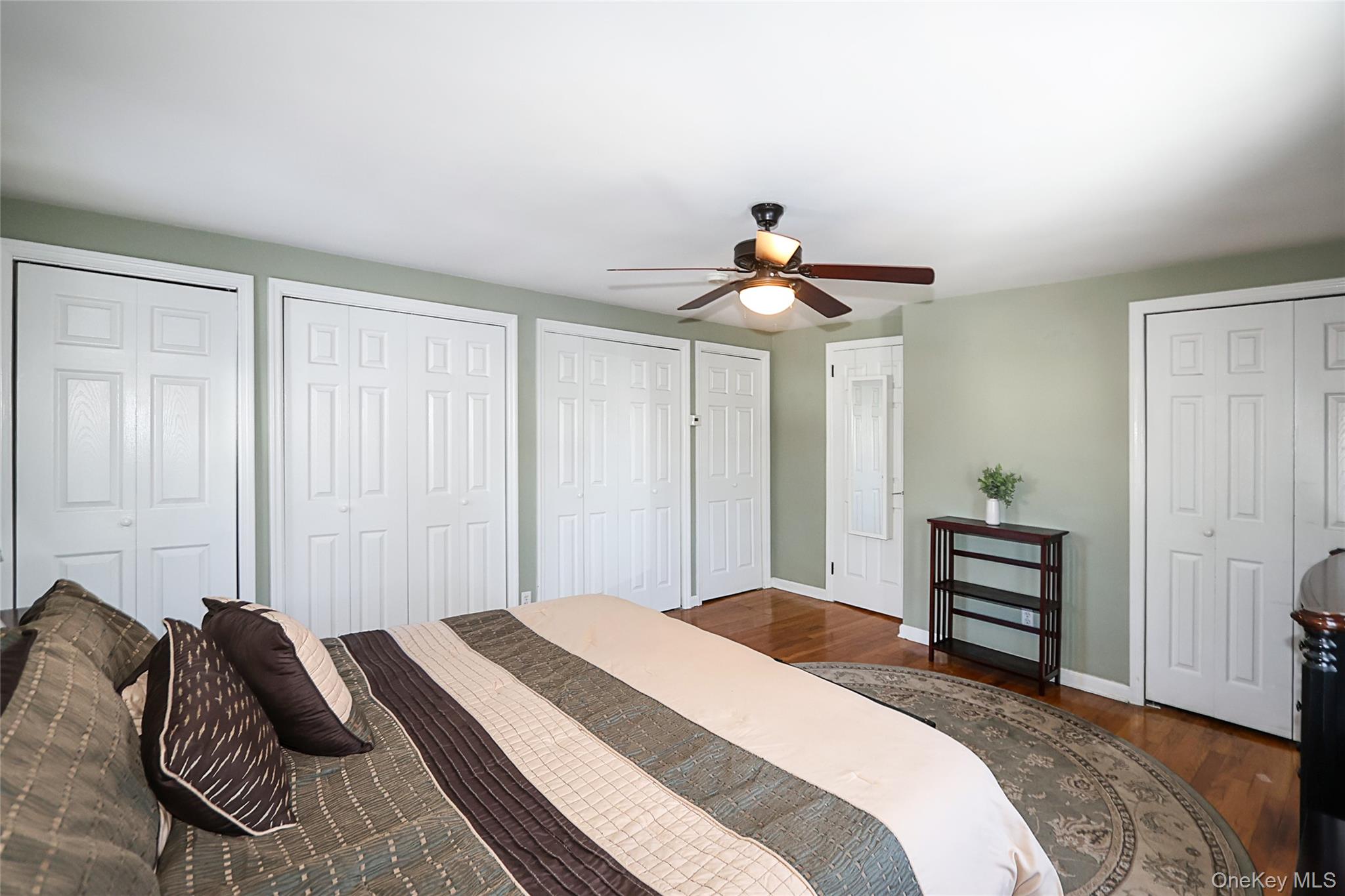 58 Elm Court, New Hyde Park, NY 11040