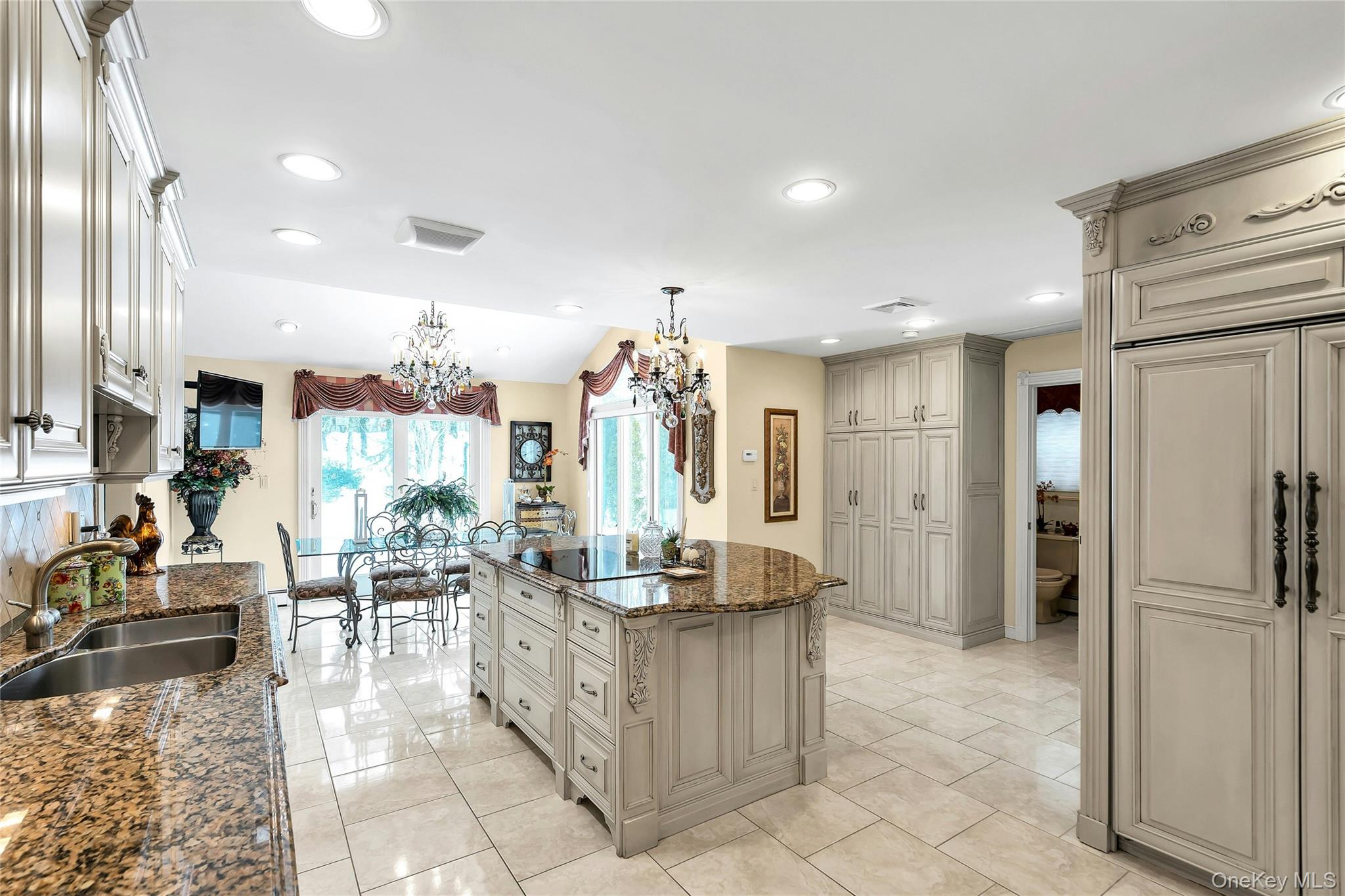 7 Albertson Lane, Old Westbury, NY 11568