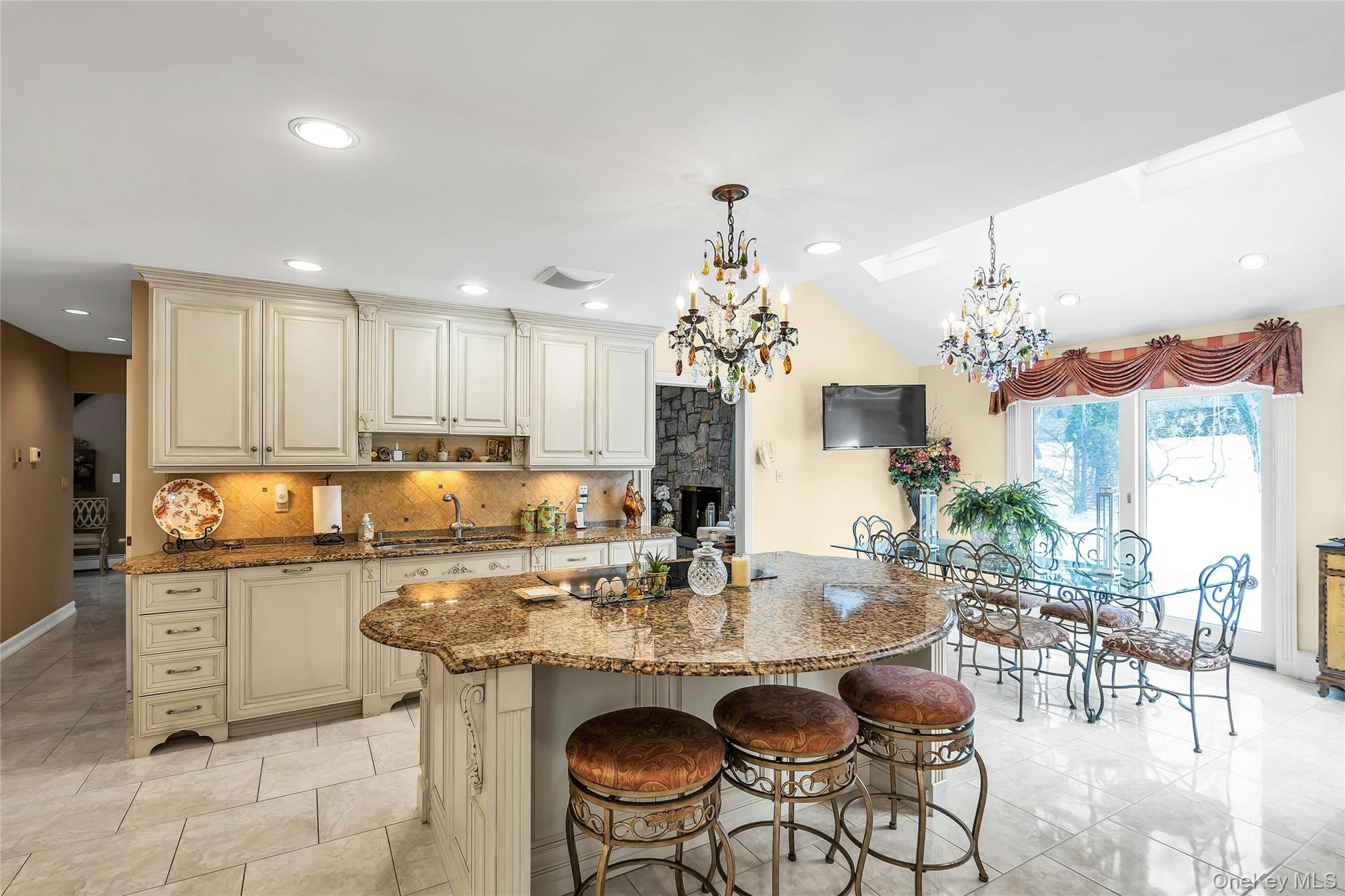 7 Albertson Lane, Old Westbury, NY 11568