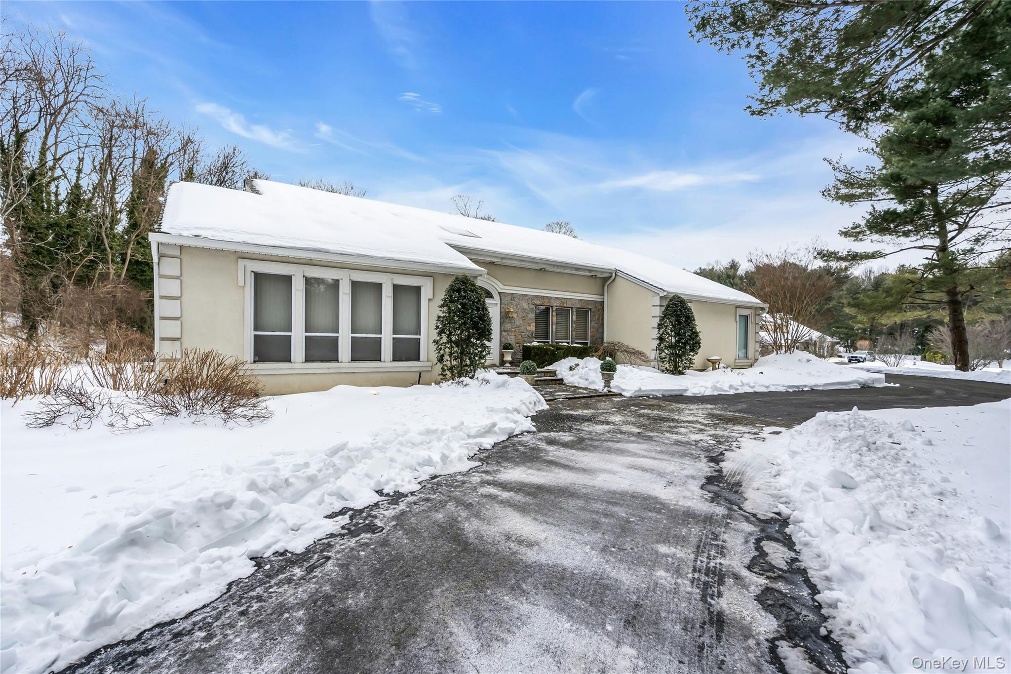 7 Albertson Lane, Old Westbury, NY 11568