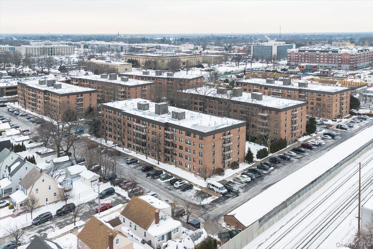 6 Birchwood Court # 5B, Mineola, NY 11501