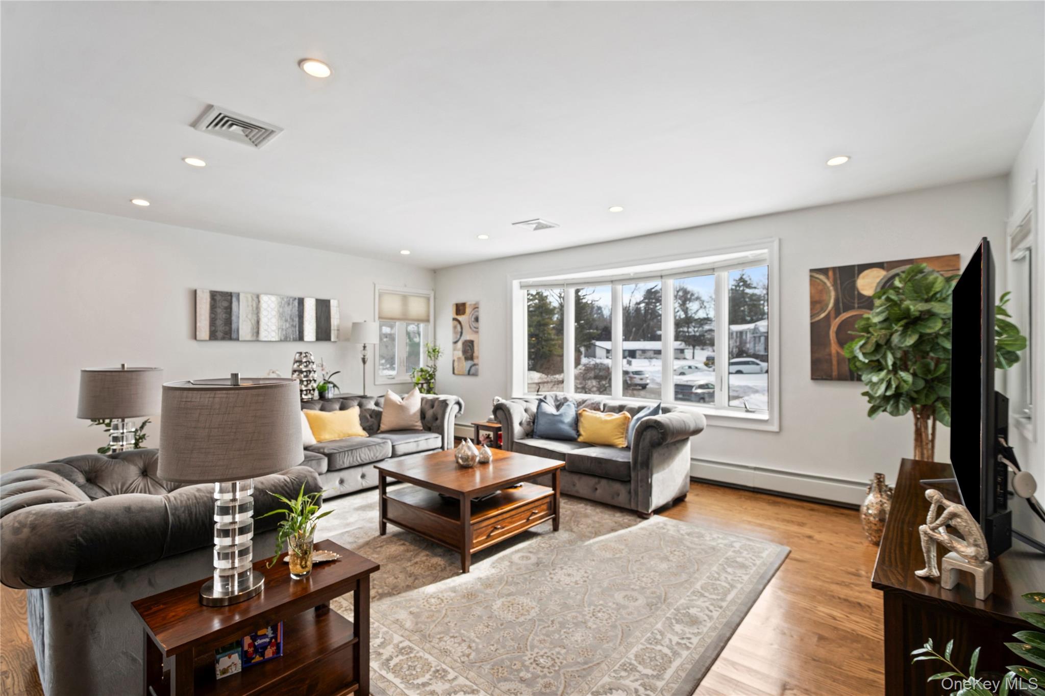 24 Jeffrey Lane, Great Neck, NY 11020