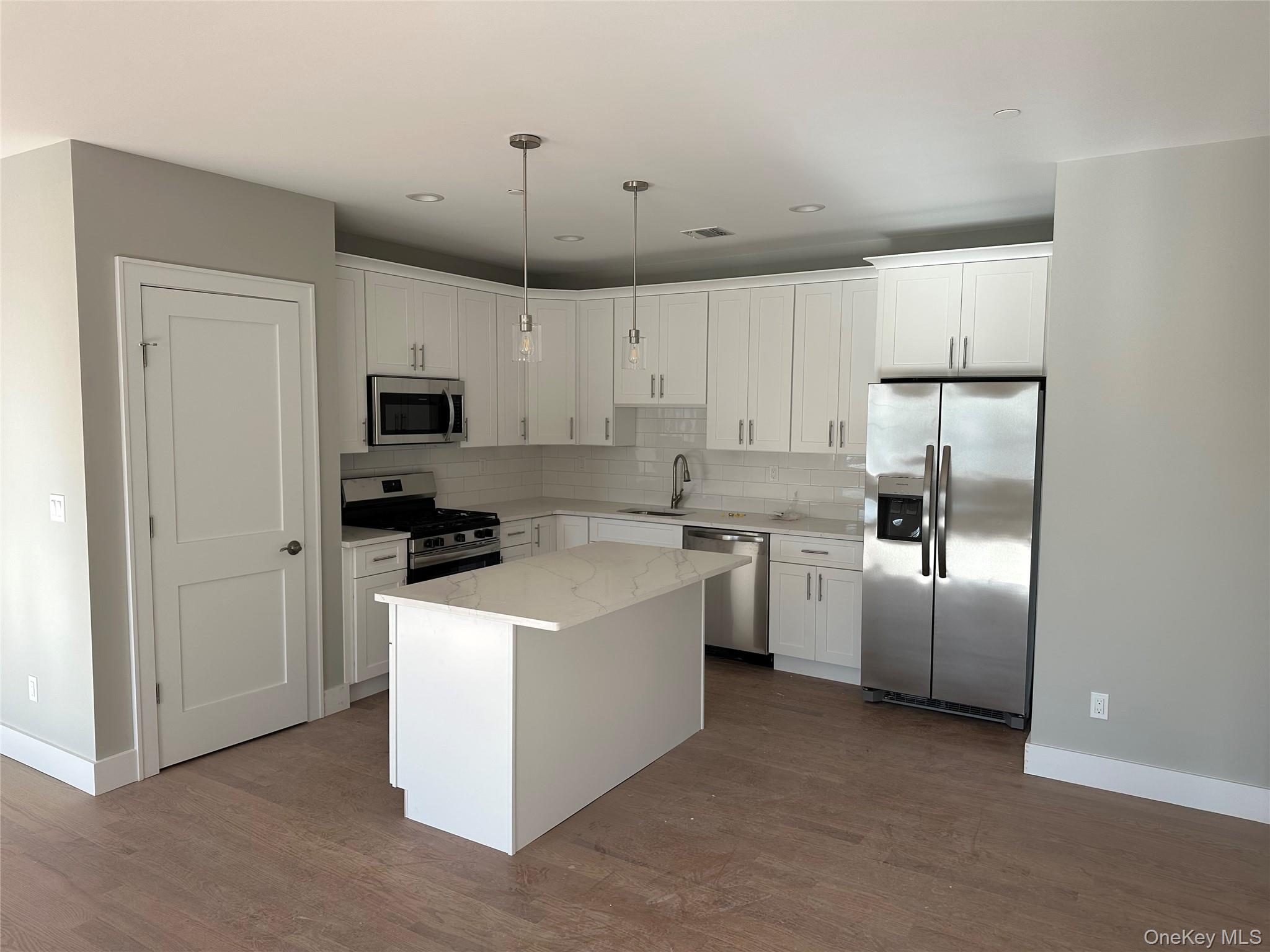 400 Oak Street, Copiague, NY 11726