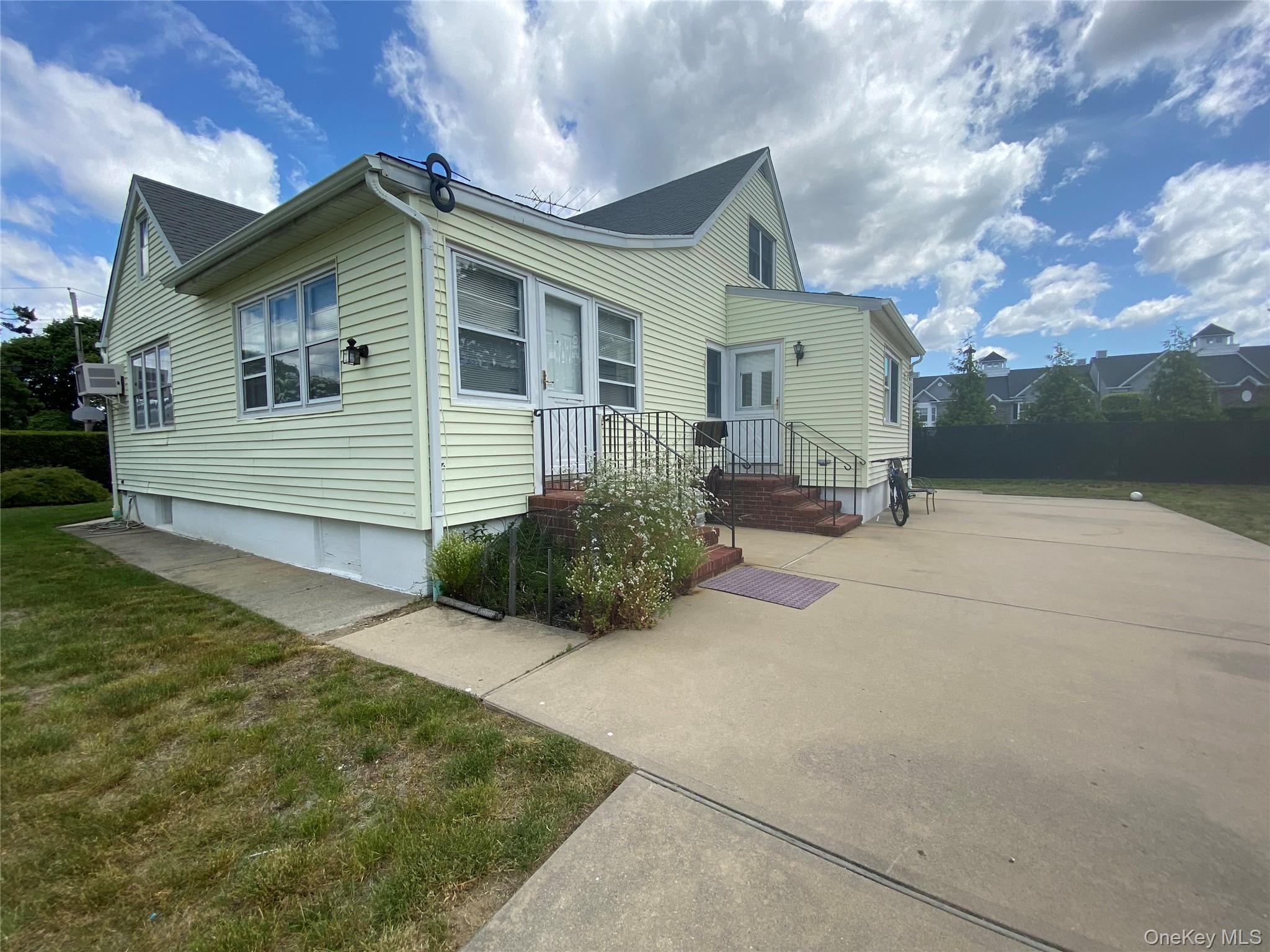 60 Schmeelk Place, Copiague, NY 11726