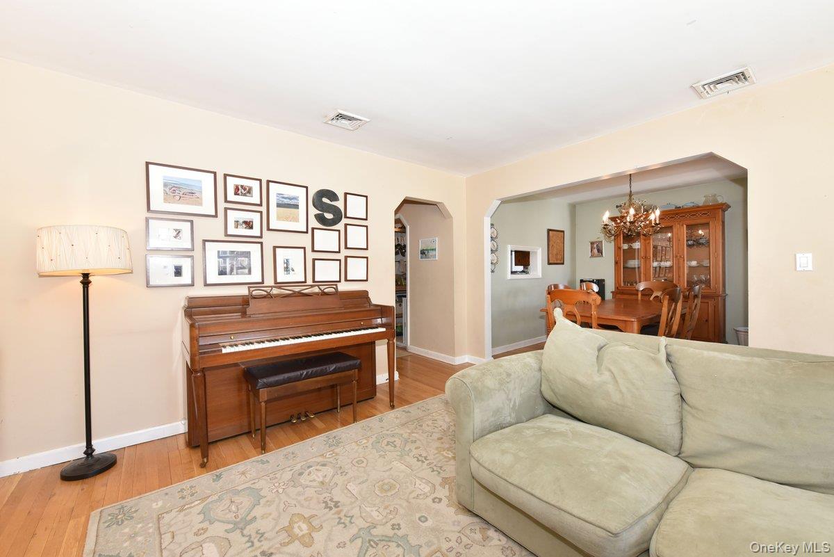 148 Simonson Road, Mineola, NY 11501