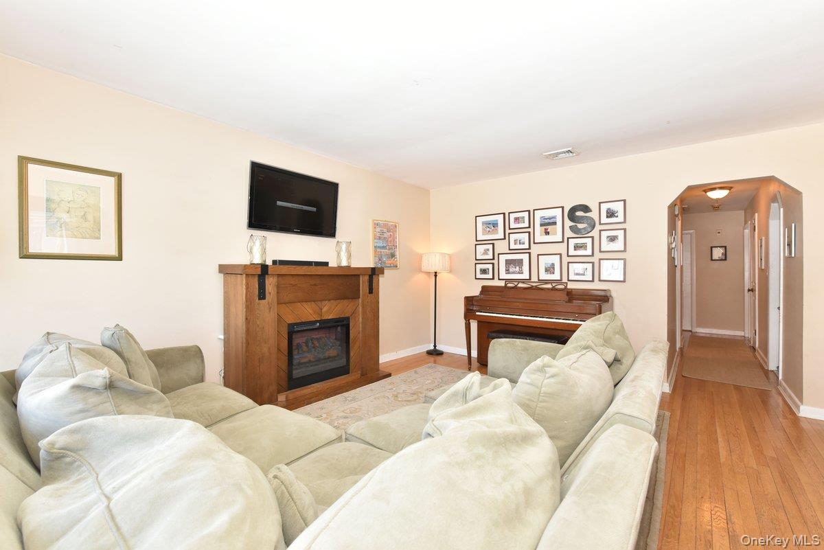 148 Simonson Road, Mineola, NY 11501