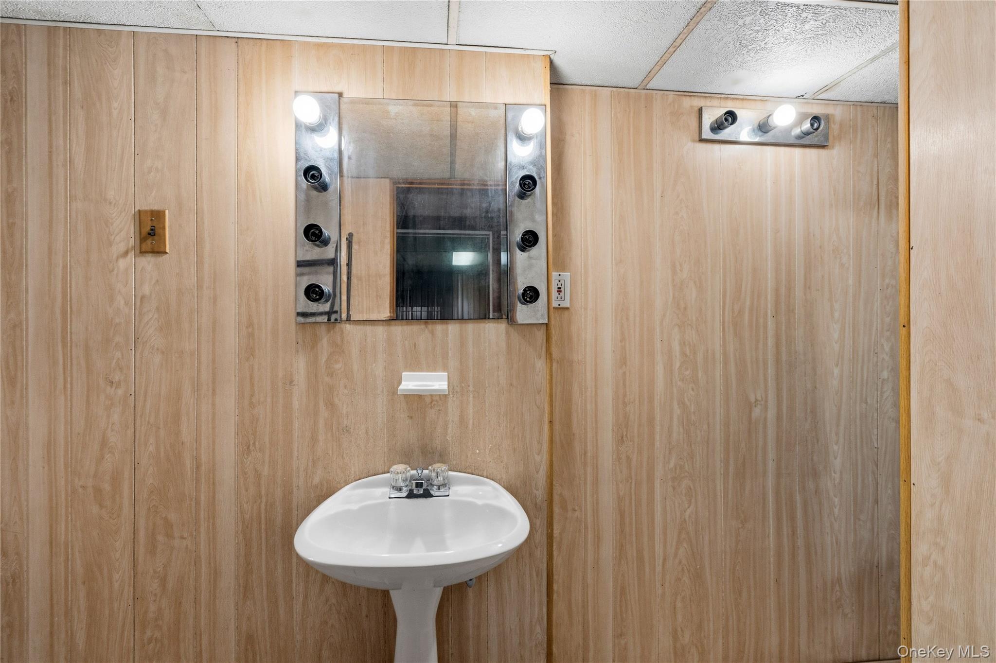 16 Newmarket Road, Syosset, NY 11791