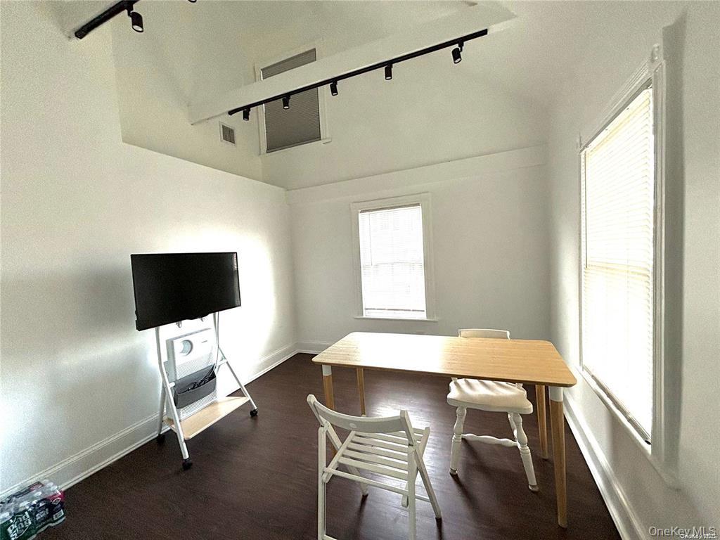 1433 Old Northern Boulevard, Roslyn, NY 11576