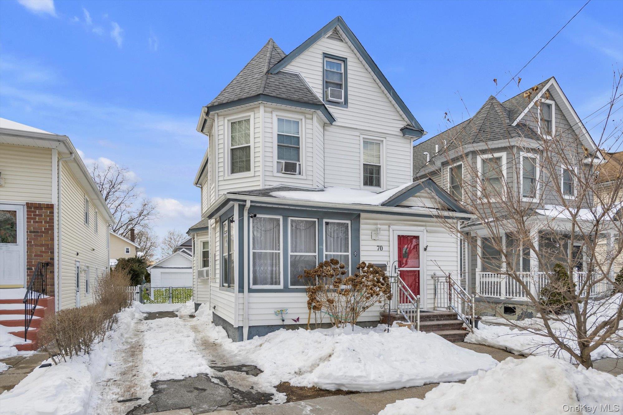 70 Hinsdale Avenue, Floral Park, NY 11001