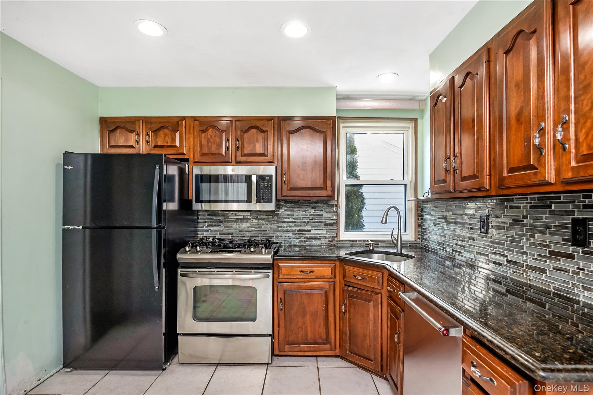 32 Sunset Avenue, Farmingdale, NY 11735