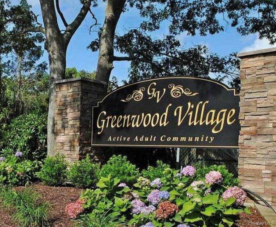 16 Village Circle E, Manorville, NY 11949