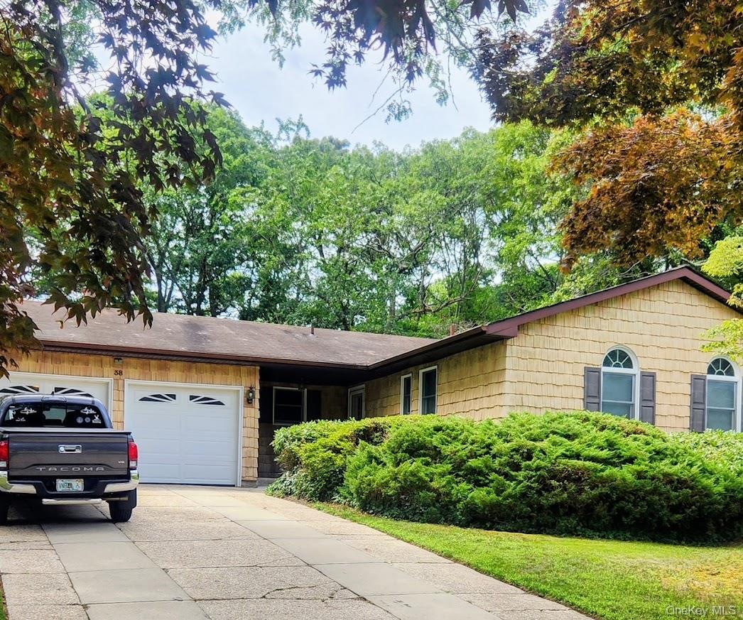 38 Maria Court, Holbrook, NY 11741