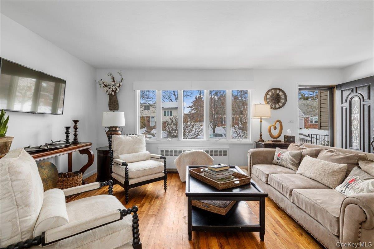 39 Garnet Lane, Plainview, NY 11803