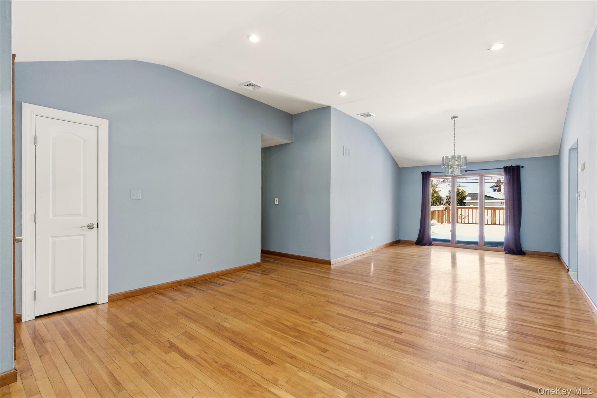 25 Rogers Lane, Smithtown, NY 11787