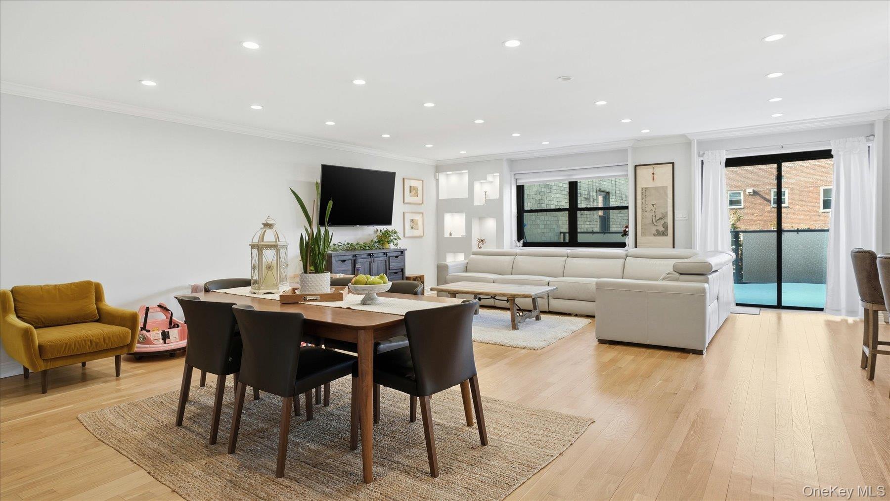 22 Park Place # 4T, Great Neck, NY 11021