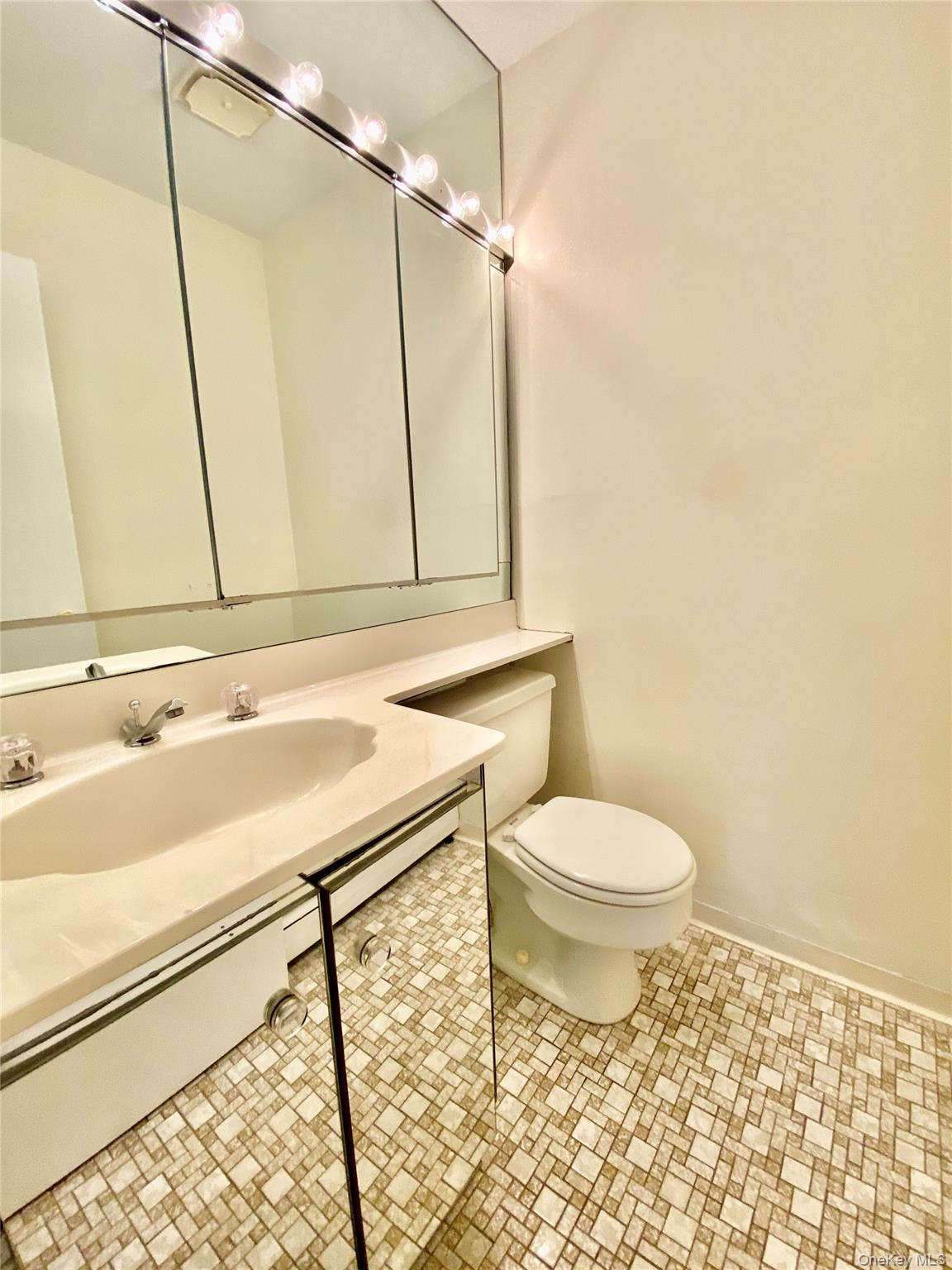 75 Greenway Close # 1, Rye Brook, NY 10573