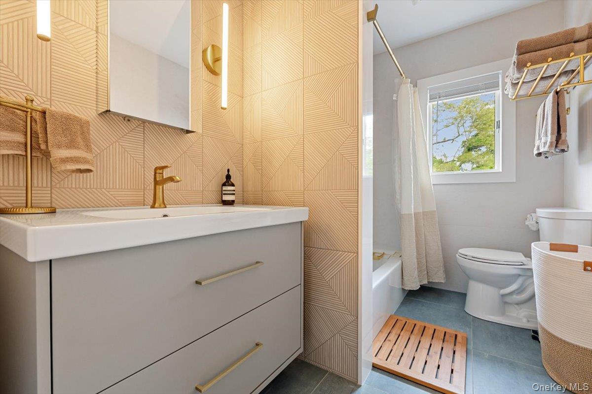 13 Colonial Lane, Bellport Village, NY 11713