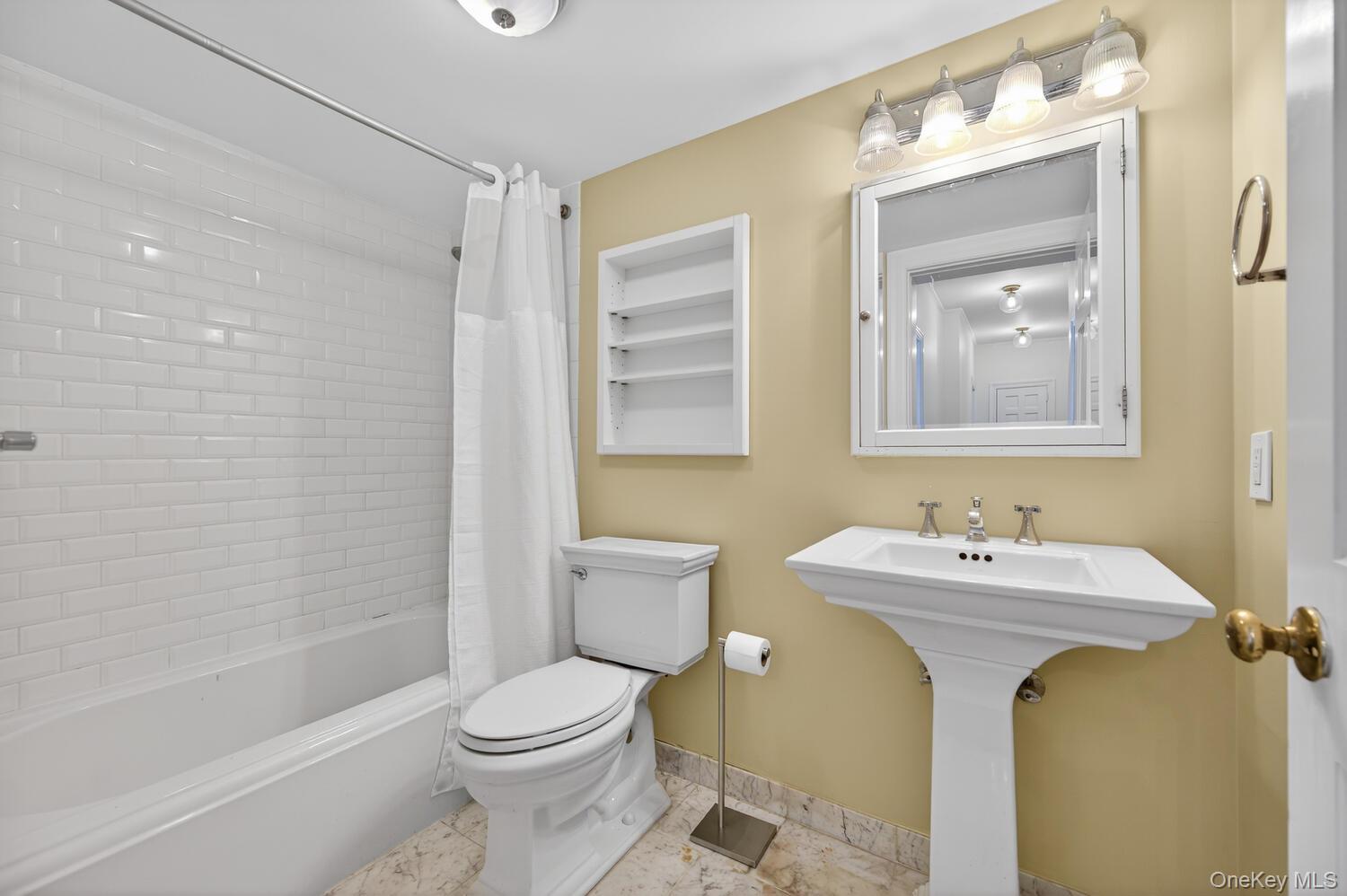 4 Parkview Terrace # 1, Huntington, NY 11743