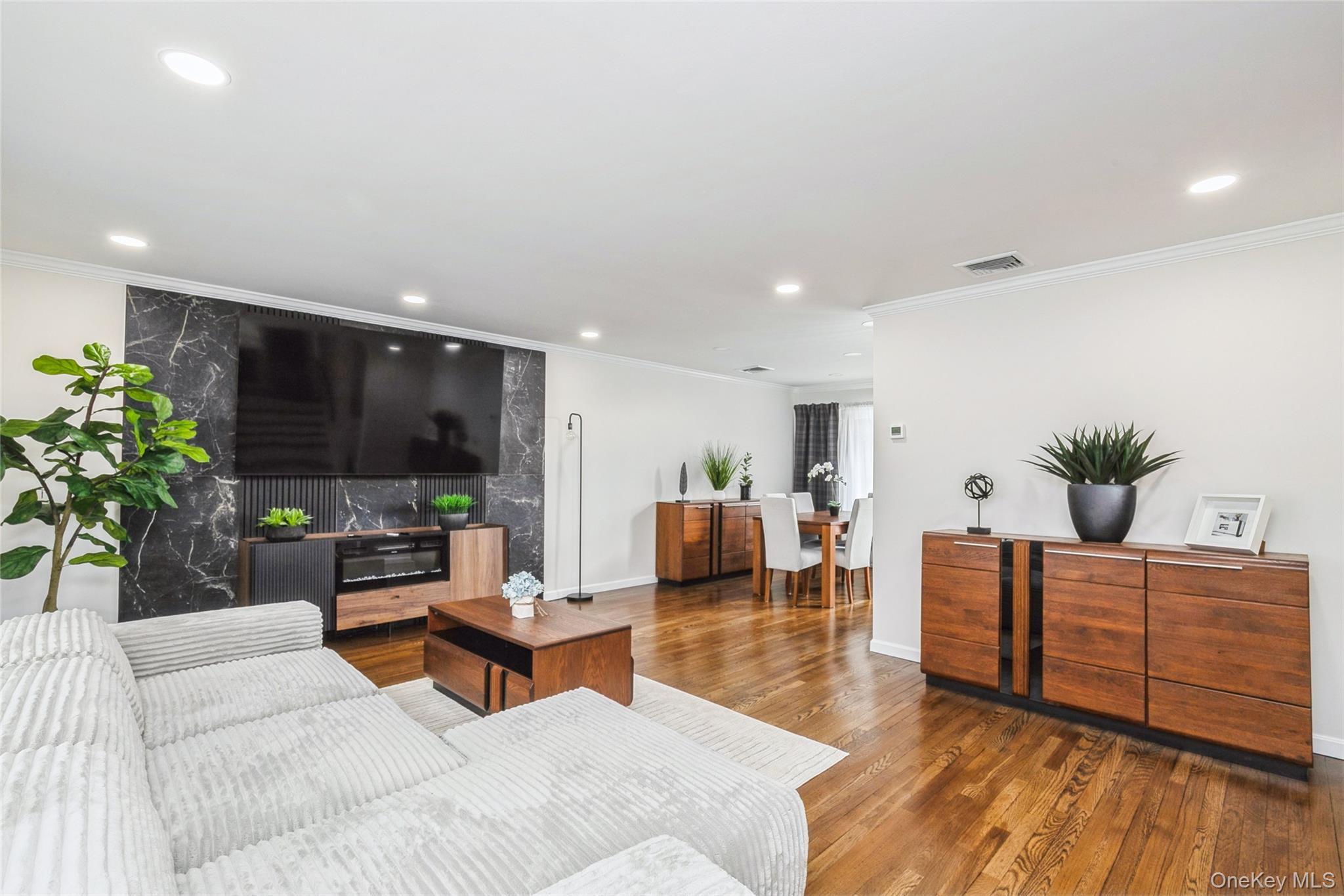 15 Center Drive, Syosset, NY 11791