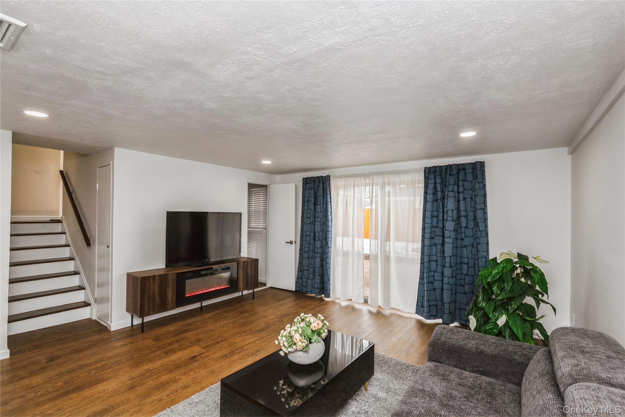 15 Center Drive, Syosset, NY 11791