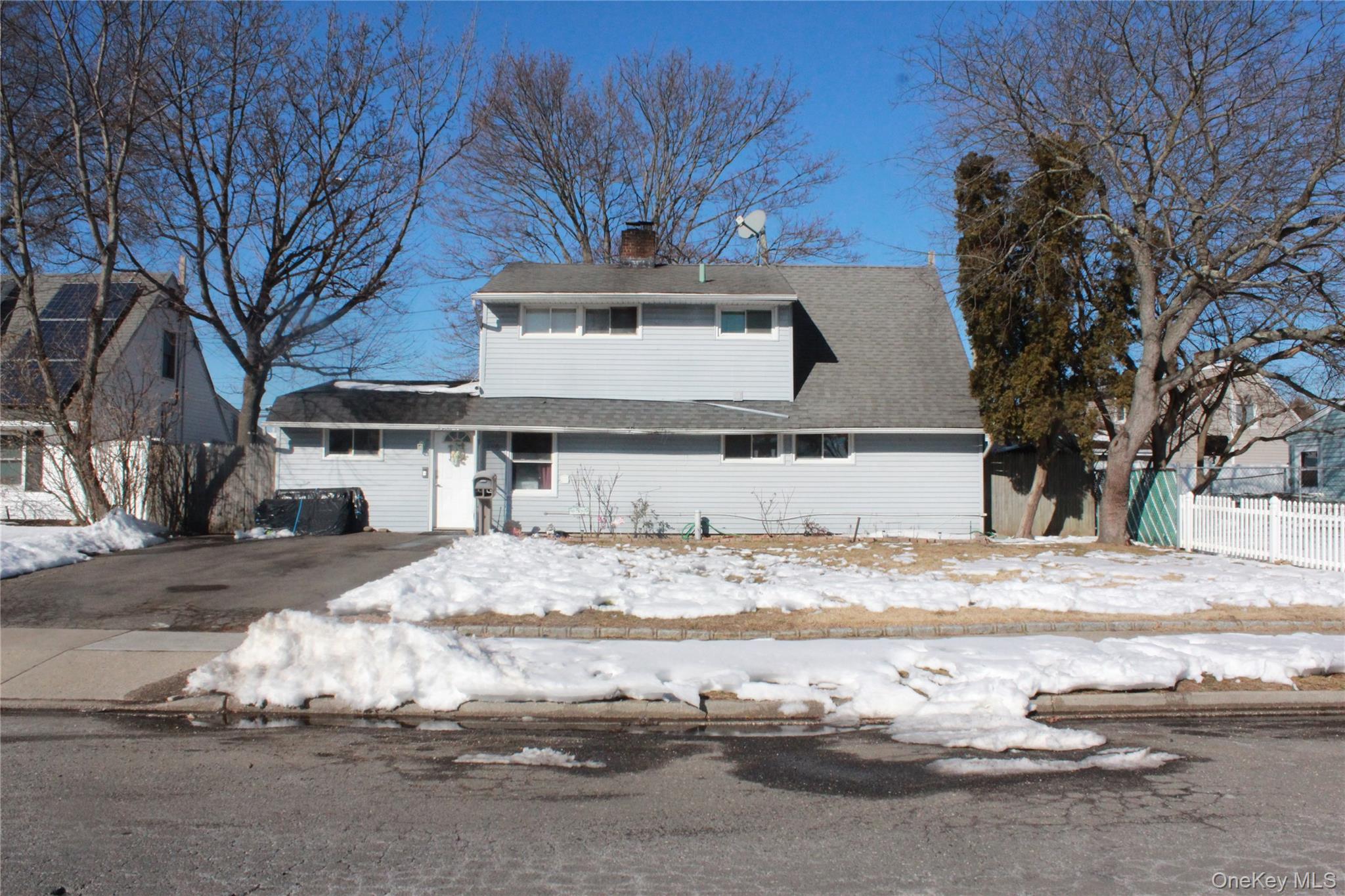 118 Bucket Lane, Levittown, NY 11756