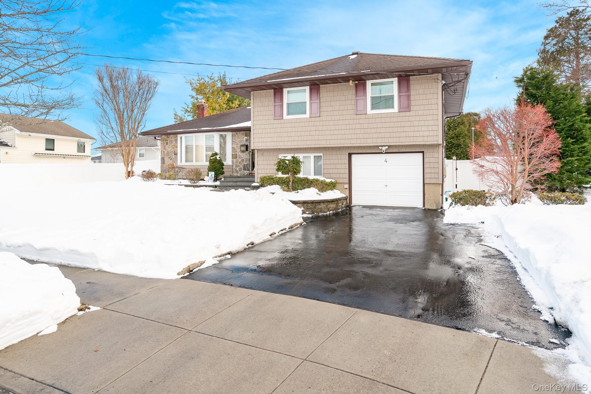 4 Nottinghill Drive, Massapequa, NY 11758