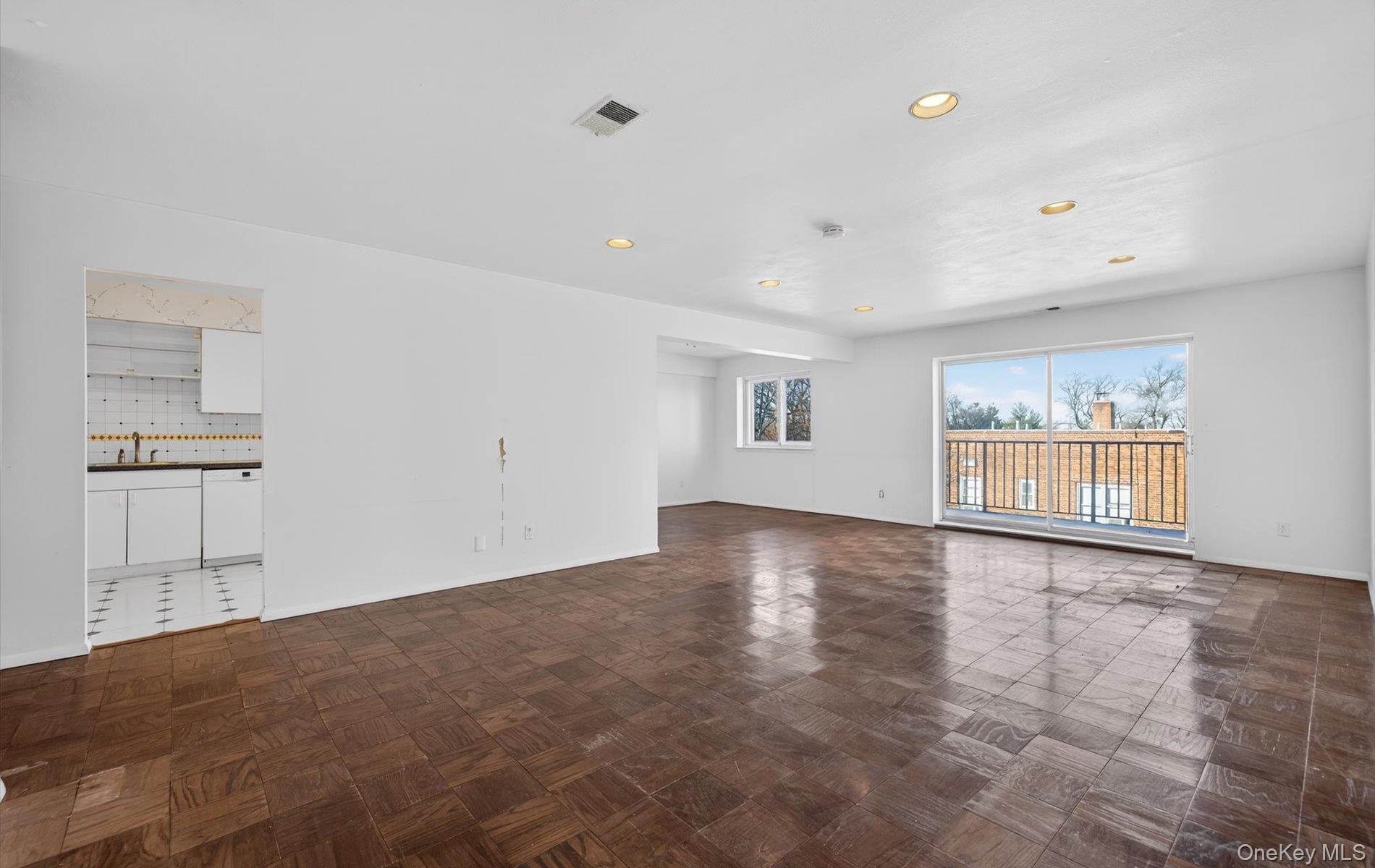 100 S Middle Neck Road # 305, Great Neck, NY 11021