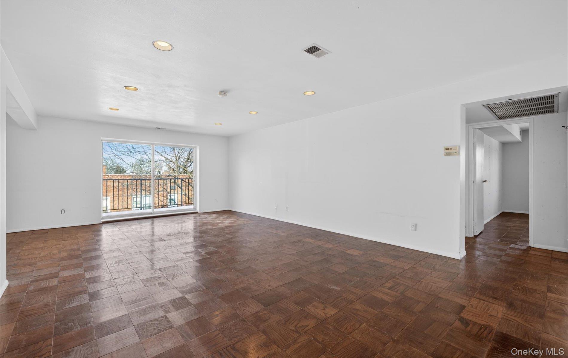 100 S Middle Neck Road # 305, Great Neck, NY 11021