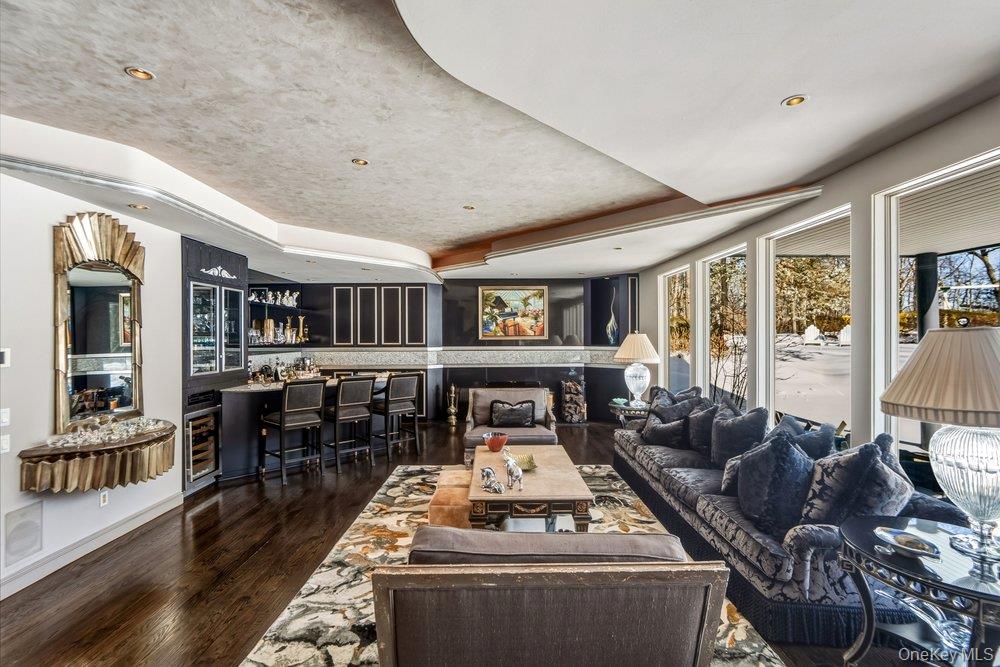 8 Forest Court, Syosset, NY 11791