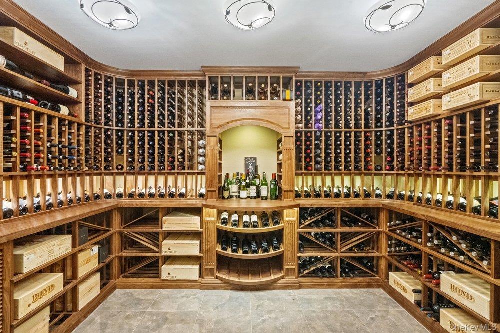 8 Forest Court, Syosset, NY 11791