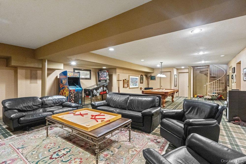 8 Forest Court, Syosset, NY 11791