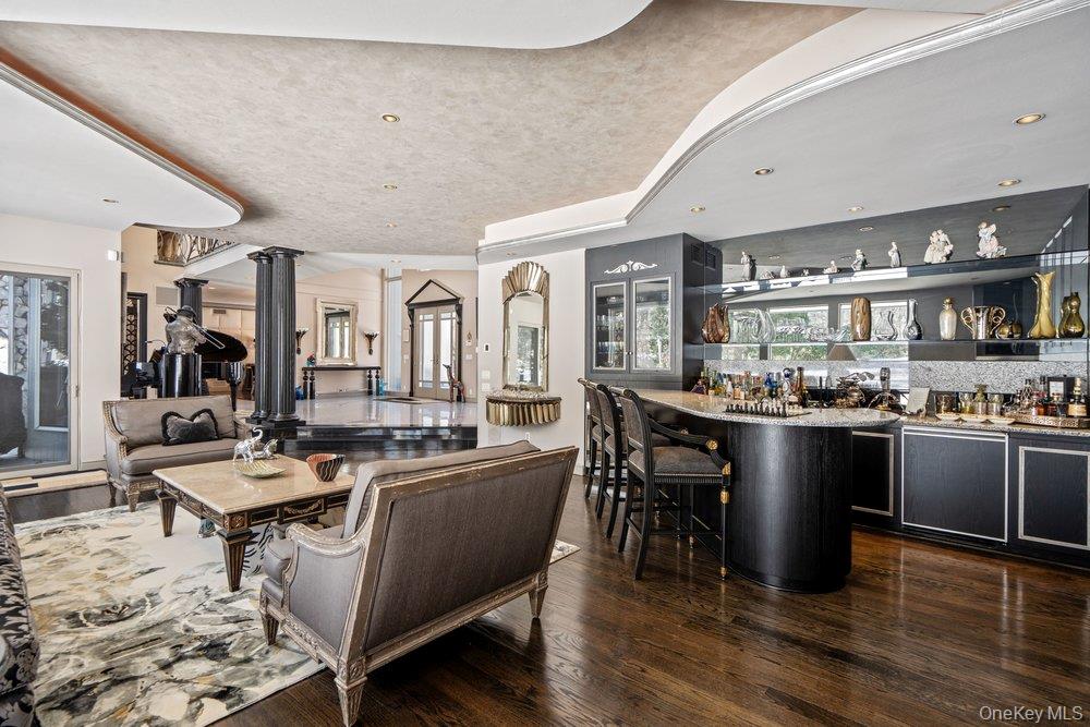 8 Forest Court, Syosset, NY 11791