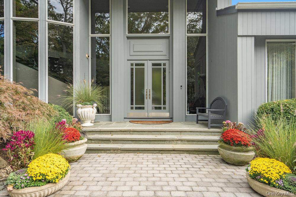 8 Forest Court, Syosset, NY 11791