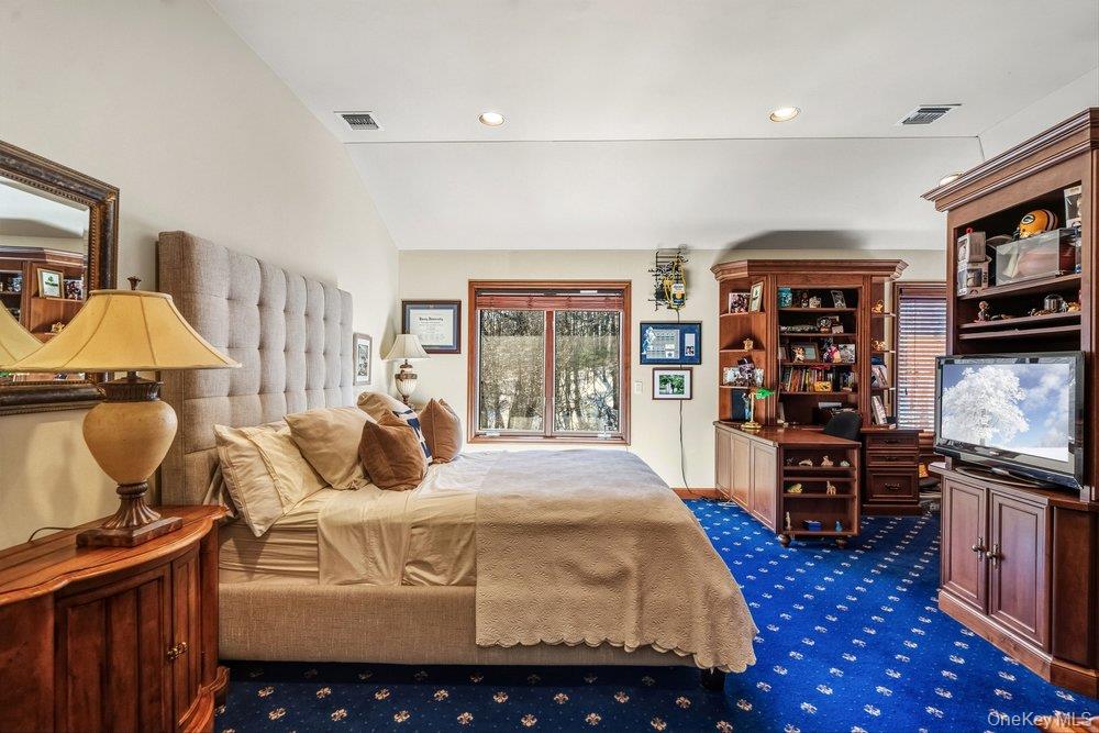 8 Forest Court, Syosset, NY 11791