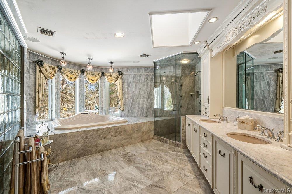 8 Forest Court, Syosset, NY 11791