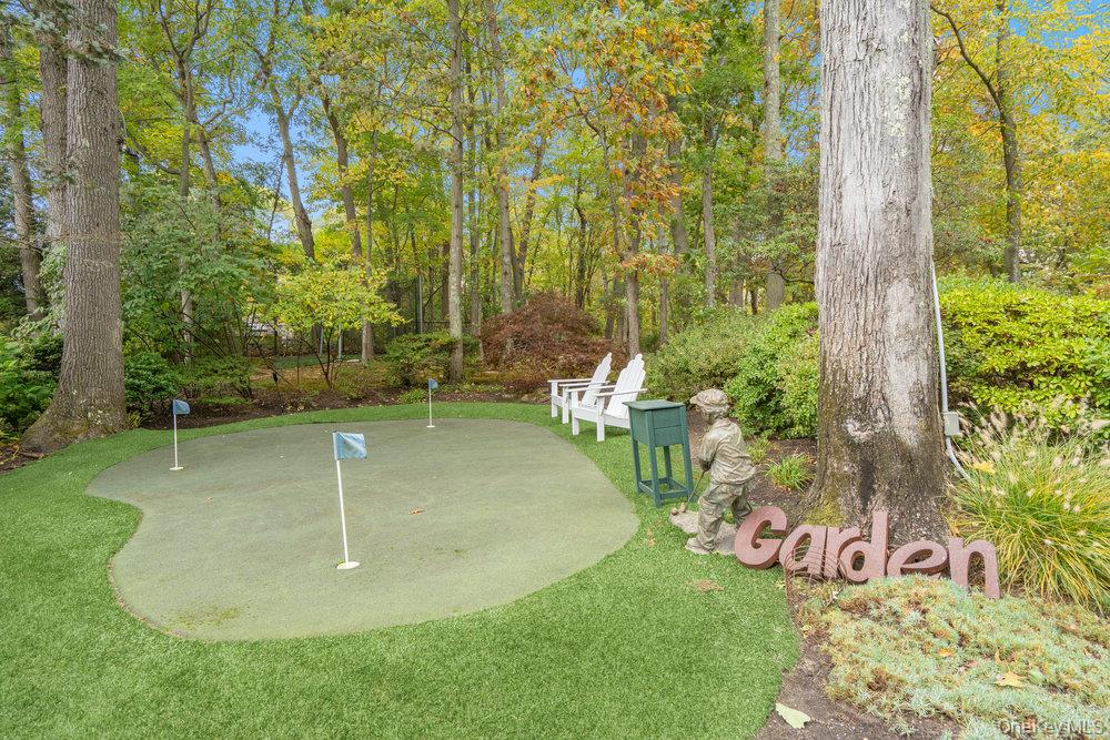 8 Forest Court, Syosset, NY 11791