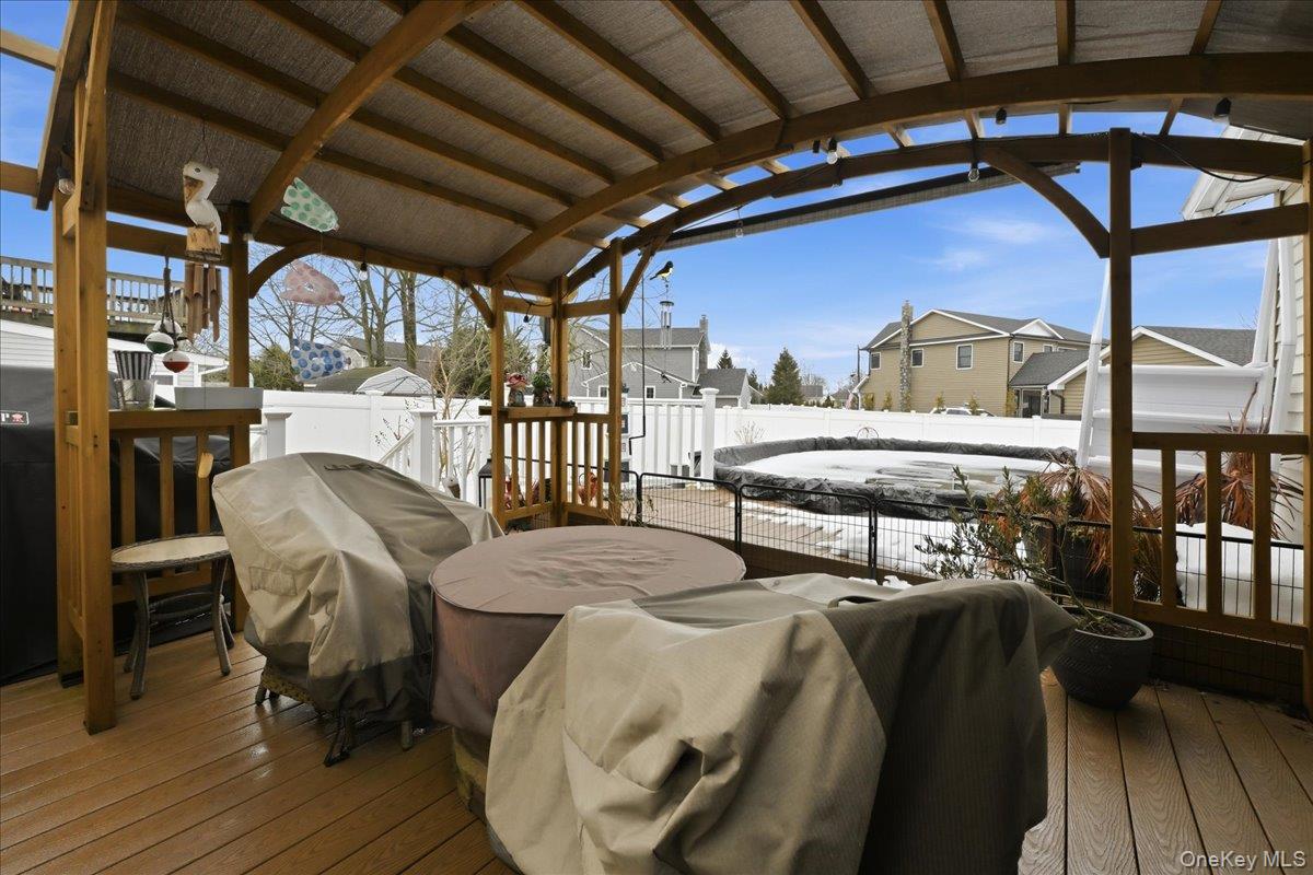 38 Bacon Lane, Babylon, NY 11702