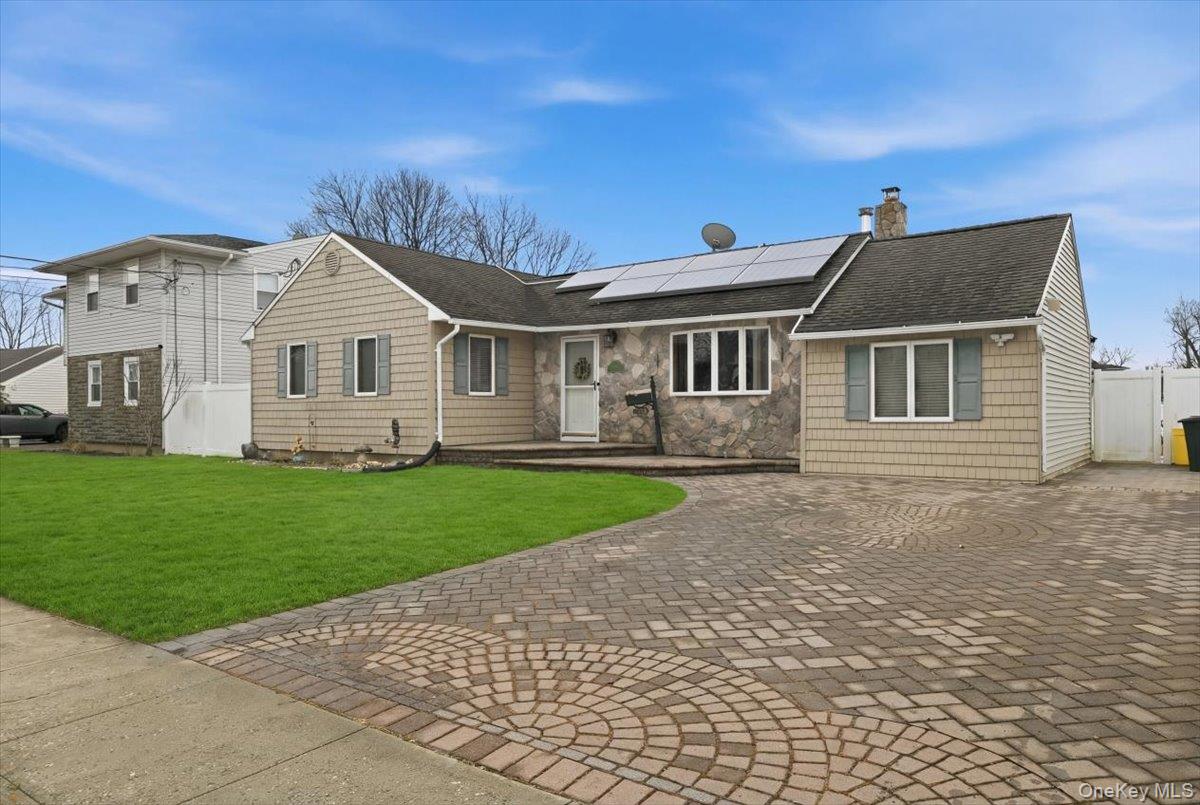 38 Bacon Lane, Babylon, NY 11702