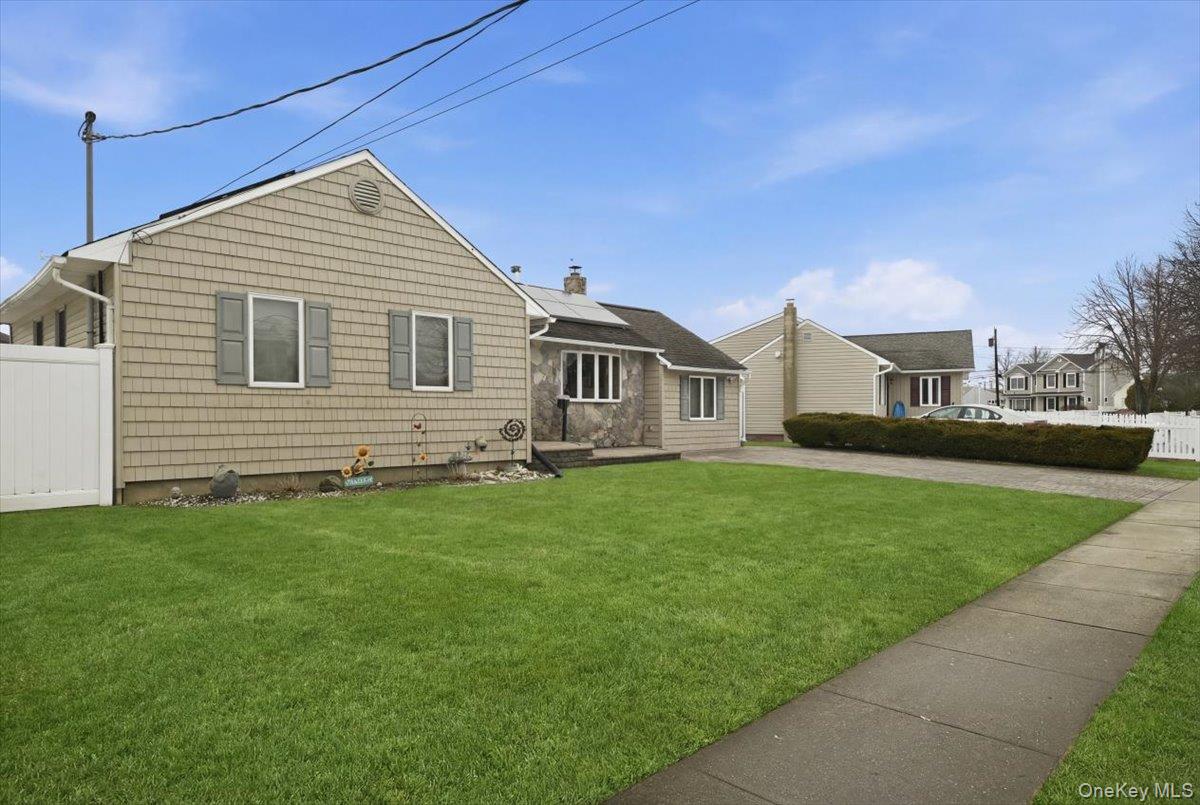 38 Bacon Lane, Babylon, NY 11702