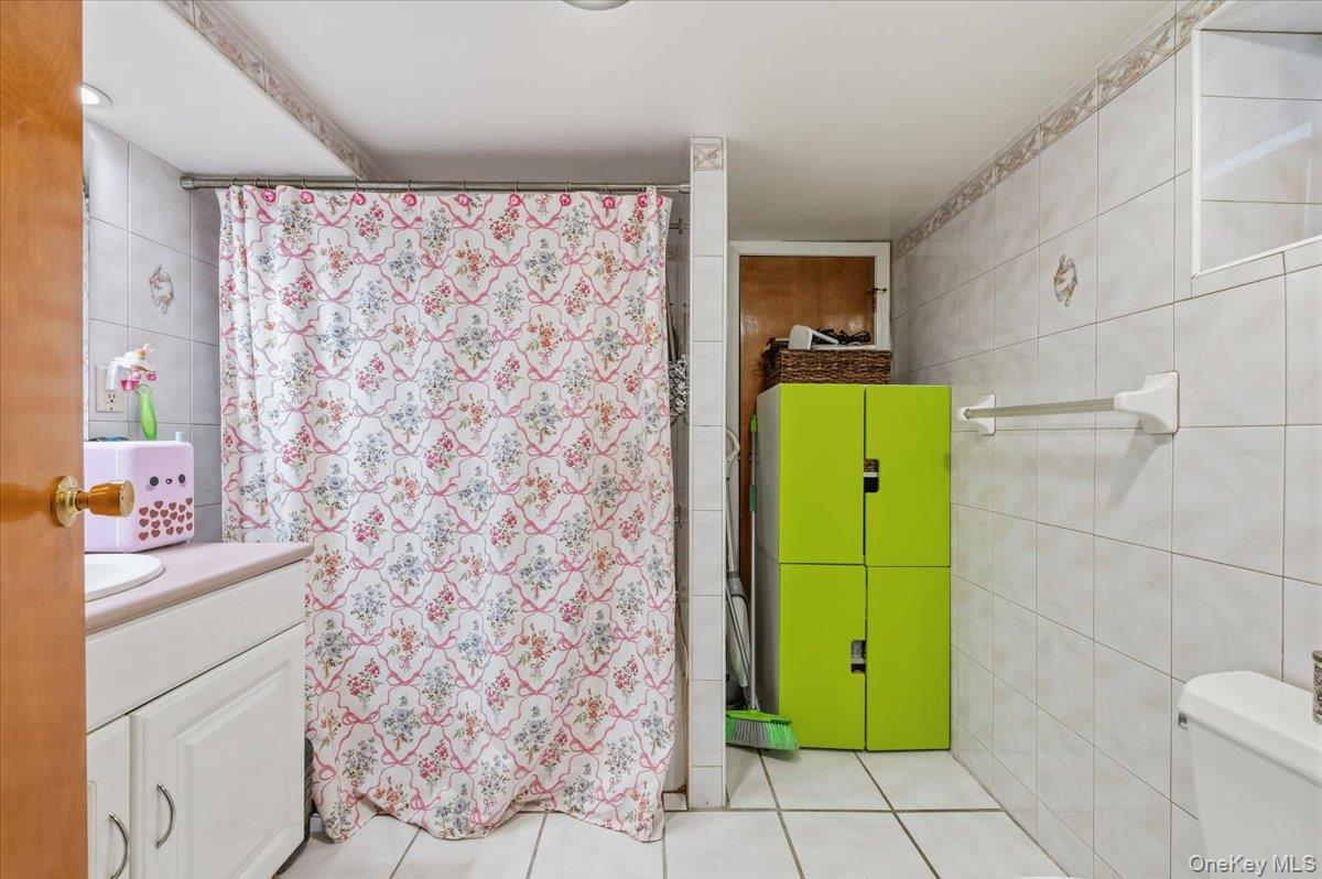 6915 69th Street, Glendale, NY 11385