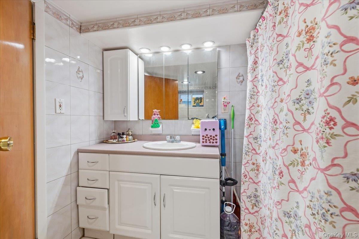 6915 69th Street, Glendale, NY 11385