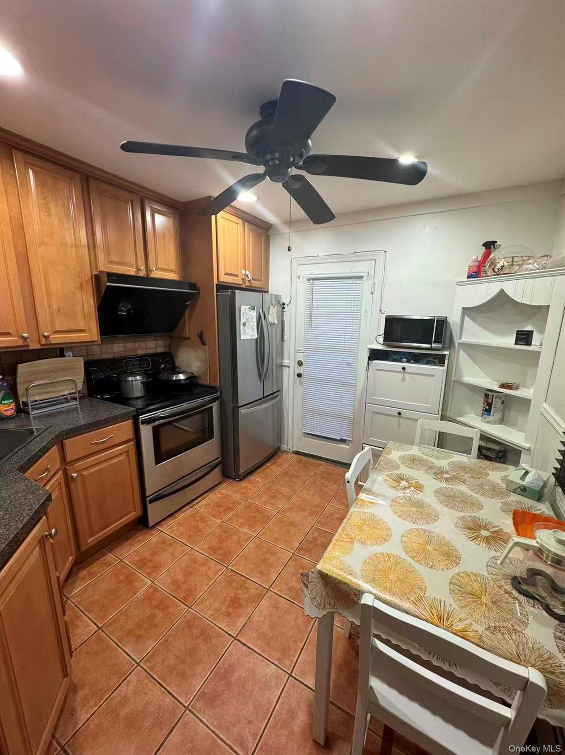 17 Cove Lane, Levittown, NY 11756